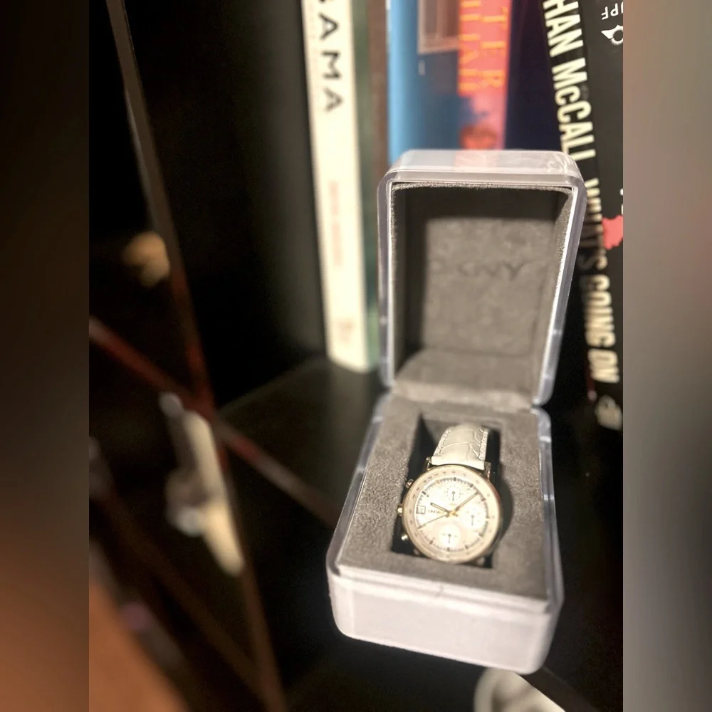 Woman’s  DKNY watch with white leather band - Picture 4 of 6